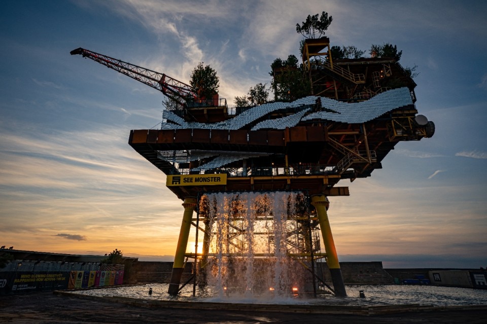 ENGLAND AN OIL RIG BECOMES A HUGE WORK OF ART